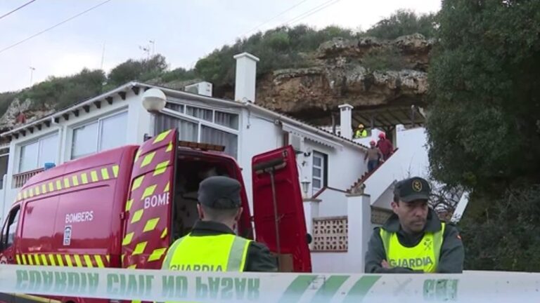 Un hombre muere aplastado por una enorme roca tras un desprendimiento en Menorca