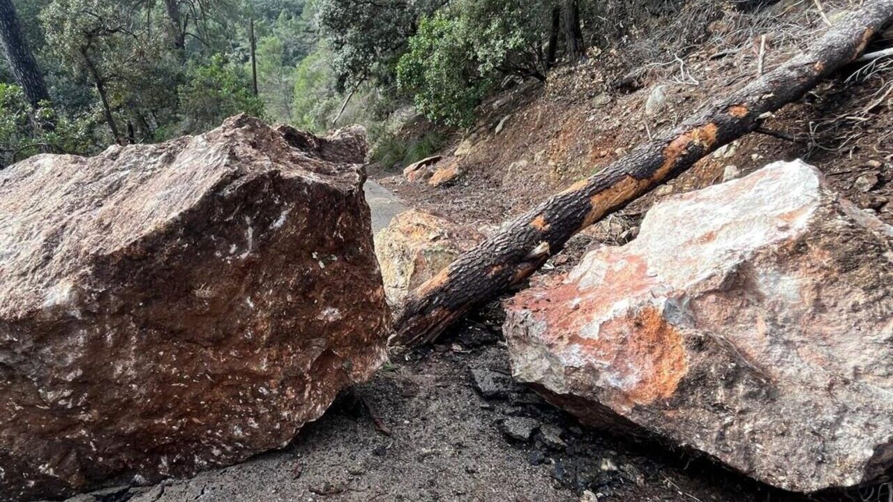 Un desprendimiento de rocas y &aacute;rboles deja aisladas dos viviendas en Esporles