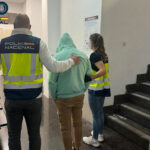 Agentes de la Polic&iacute;a Nacional deteniendo a un sospechoso en un pasillo