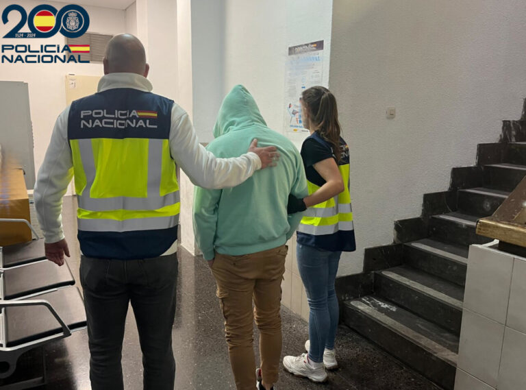 Agentes de la Polic&iacute;a Nacional deteniendo a un sospechoso en un pasillo