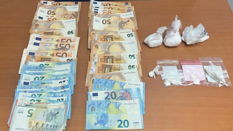 Billetes de euro y sustancias estupefacientes en mesa de madera