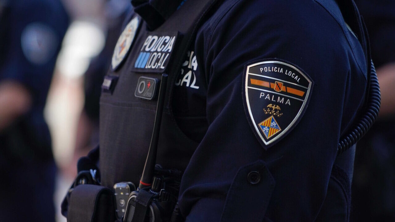 Uniforme de la Polic&iacute;a Local de Palma con insignia visible