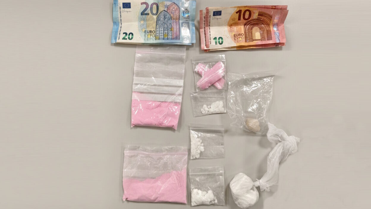 Intervenci&oacute;n policial con diversas drogas y dinero en efectivo