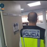 Oficina de la Polic&iacute;a Nacional con un agente en primer plano