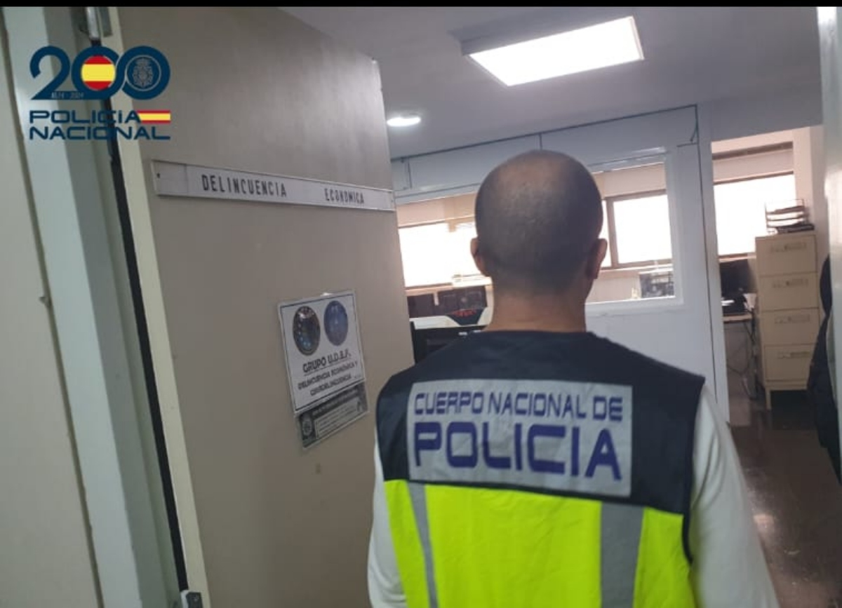 Oficina de la Polic&iacute;a Nacional con un agente en primer plano