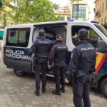 Policías nacionales deteniendo a individuos en Manacor