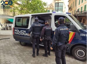 Polic&iacute;as nacionales deteniendo a individuos en Manacor