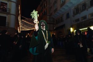 Participantes en la celebración del Día de la Peste en Palma con trajes tradicionales.