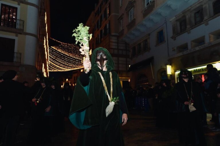 Participantes en la celebraci&oacute;n del D&iacute;a de la Peste en Palma con trajes tradicionales.