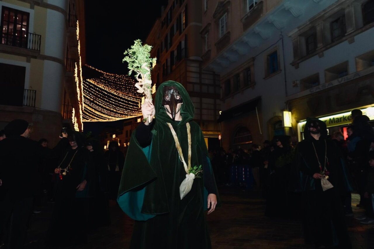 Participantes en la celebraci&oacute;n del D&iacute;a de la Peste en Palma con trajes tradicionales.