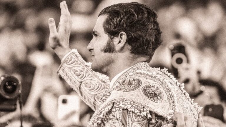 Morante de la Puebla saludando en la plaza de Las Ventas