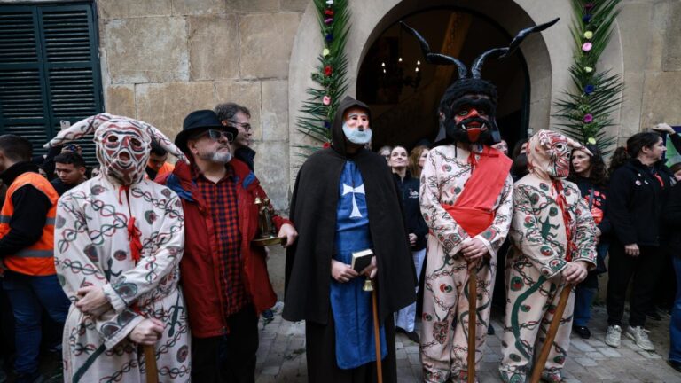 Grupo de 'dimonis' en Manacor durante un evento cultural
