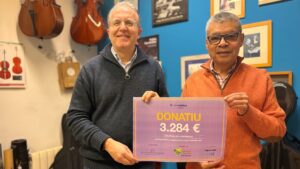 Dos hombres sosteniendo un cheque de donaci&oacute;n de 3284 euros