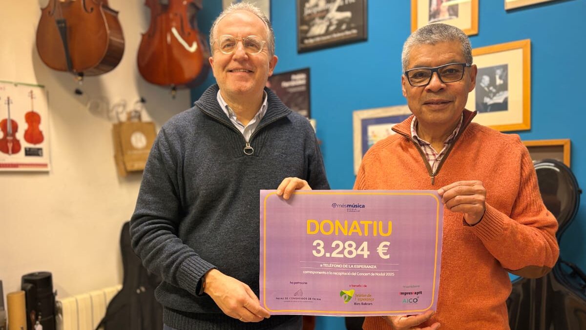 Dos hombres sosteniendo un cheque de donaci&oacute;n de 3284 euros