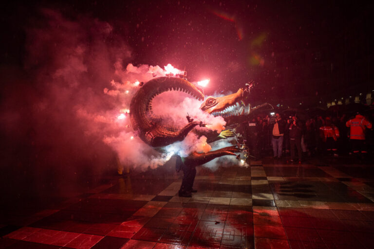 Representación del Drac de na Coca con fuegos artificiales en Palma