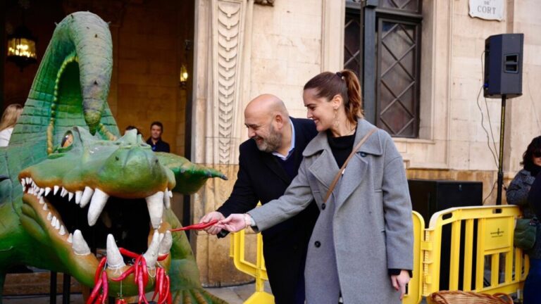Representación del Drac de na Coca durante las fiestas de Sant Sebastià en Palma