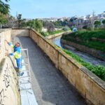 Trabajador de Emaya limpiando grafitis en una pared en Palma