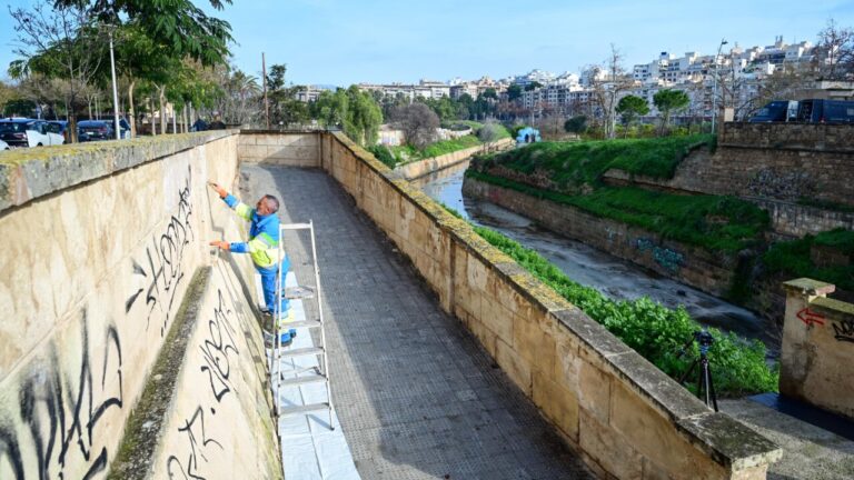 Trabajador de Emaya limpiando grafitis en una pared en Palma
