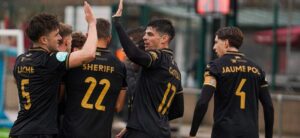 Jugadores del ATB celebrando un gol en Girona durante el partido