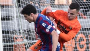 Jugadores de Poblense y Torrent en un partido de f&uacute;tbol