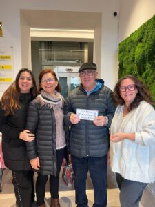 Grupo de personas sosteniendo una placa del proyecto Consell Floreix