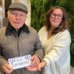 Dos personas sosteniendo una placa con el nombre Can Joan marions en un evento