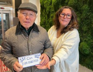 Dos personas sosteniendo una placa con el nombre Can Joan marions en un evento