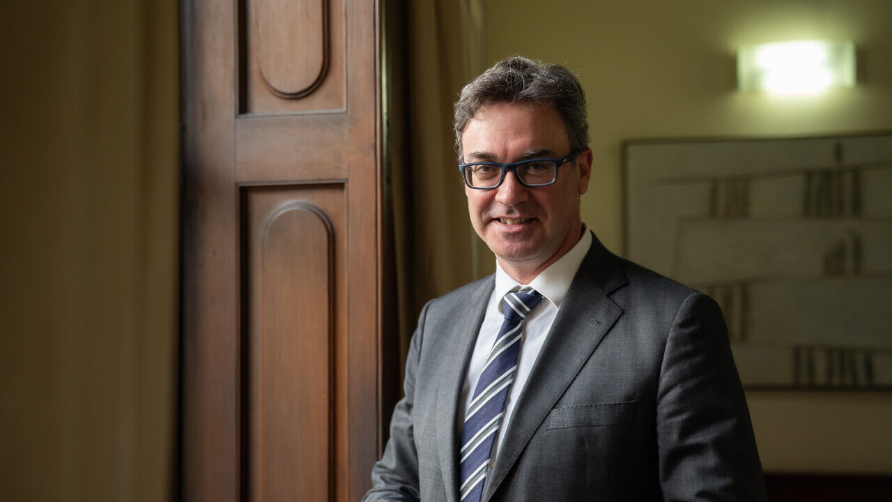 Antoni Costa posando junto a una ventana en su oficina