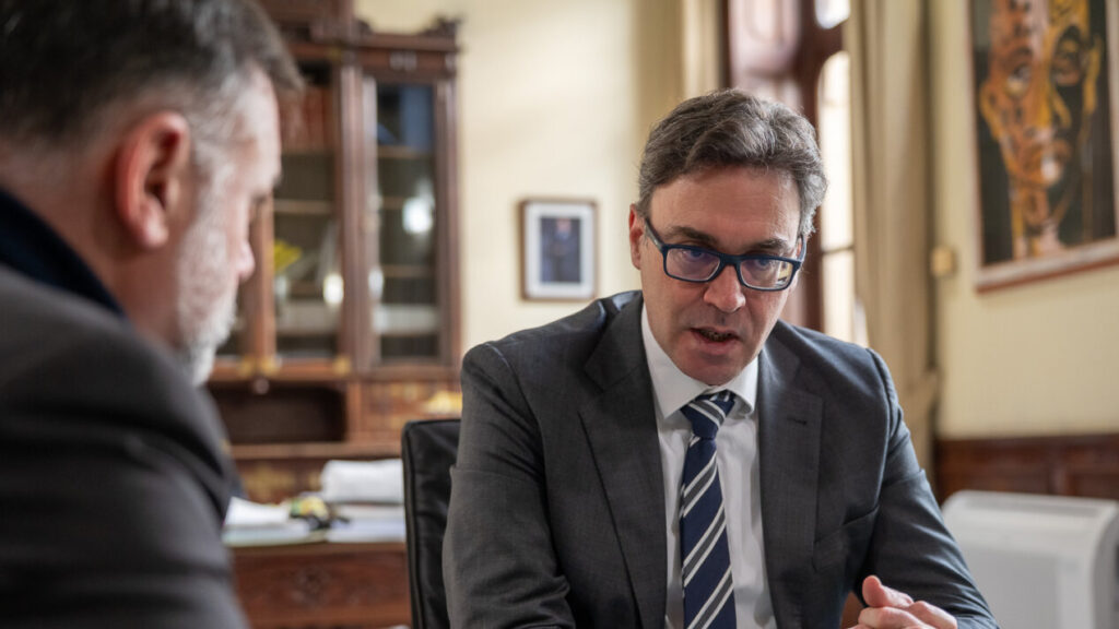 Antoni Costa hablando en una reuni&oacute;n sobre econom&iacute;a y hacienda