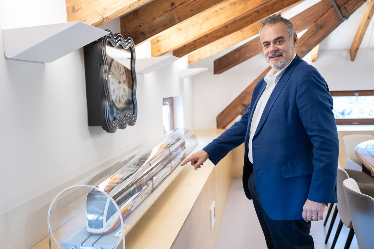 José Ramon Orta se&ntilde;alando un modelo de tren en una mesa