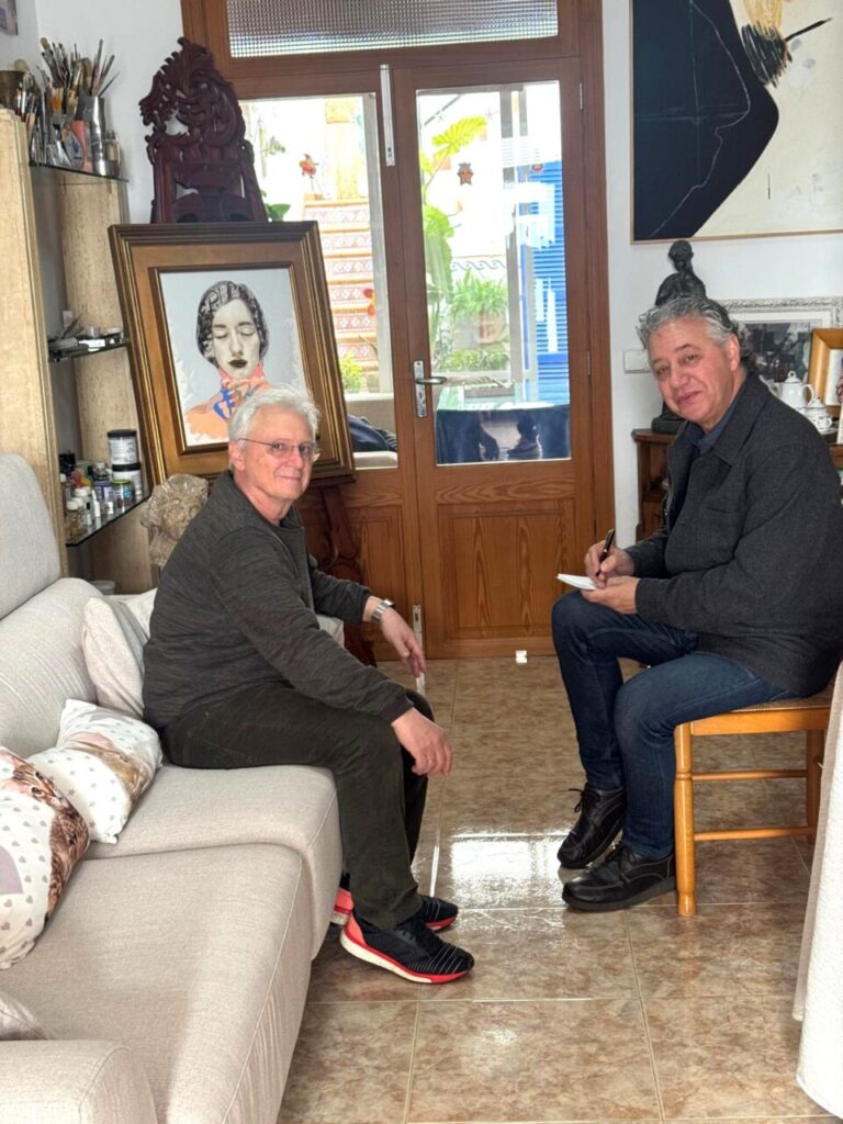 Rafael Palma y un amigo conversando en su estudio en Porto Cristo