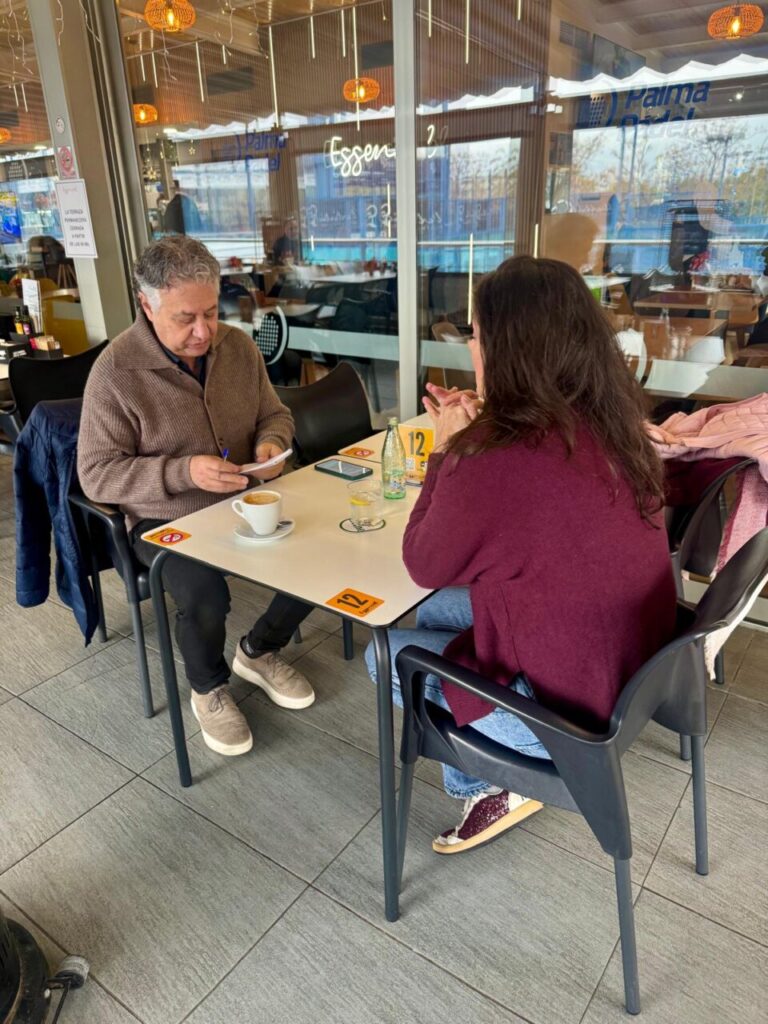 Silvina Barrera conversando en una terraza cubierta con caf&eacute;