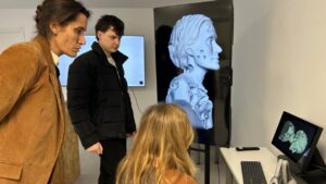 Erika Kiss y estudiantes interactuando con un simulador de realidad virtual en ADEMA.