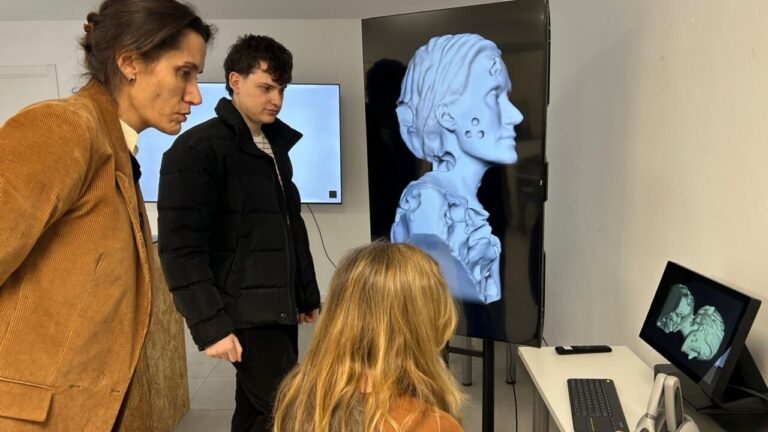 Erika Kiss y estudiantes interactuando con un simulador de realidad virtual en ADEMA.