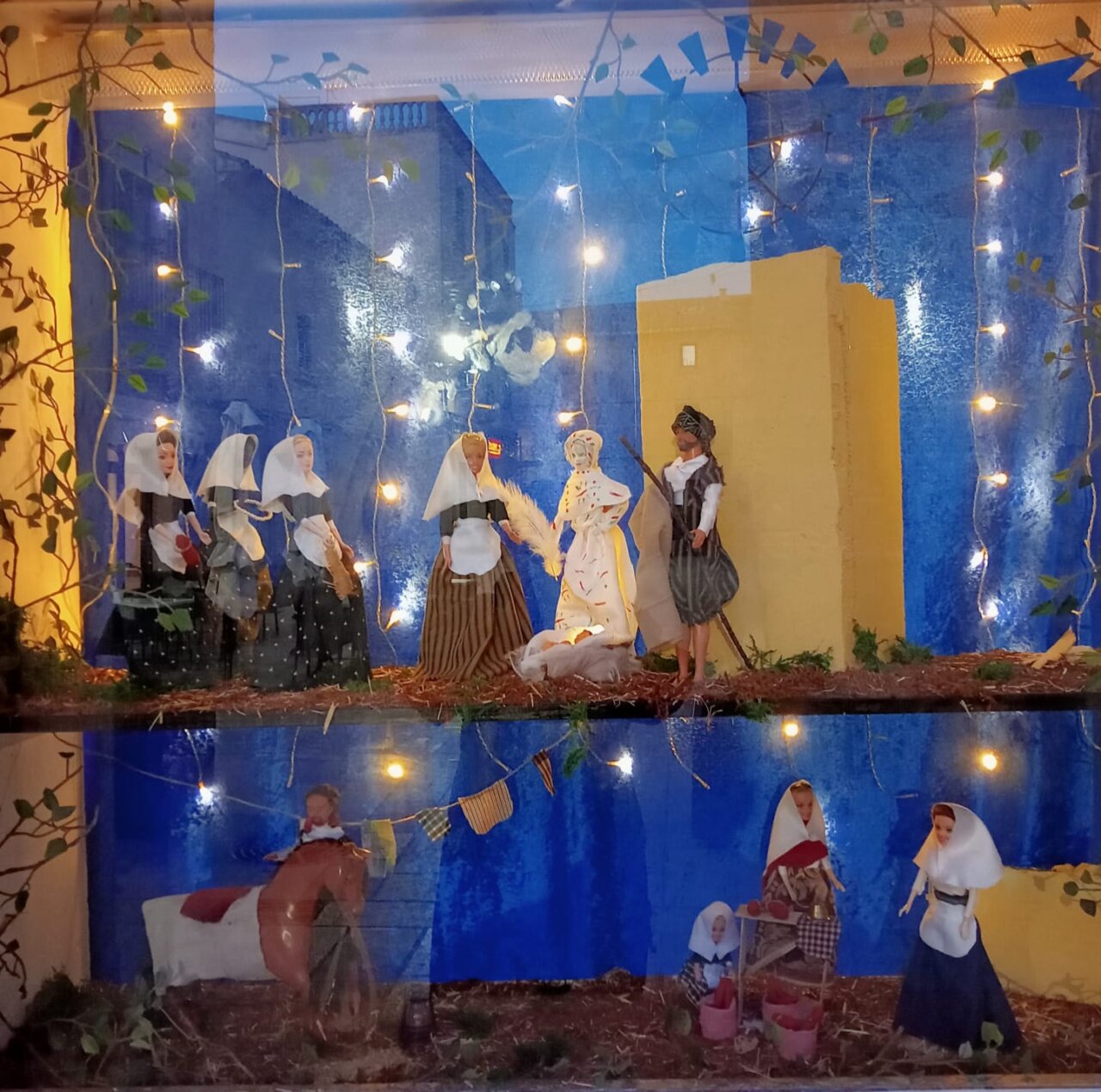 Escaparate navideño con figuras tradicionales de Mallorca en Algaida