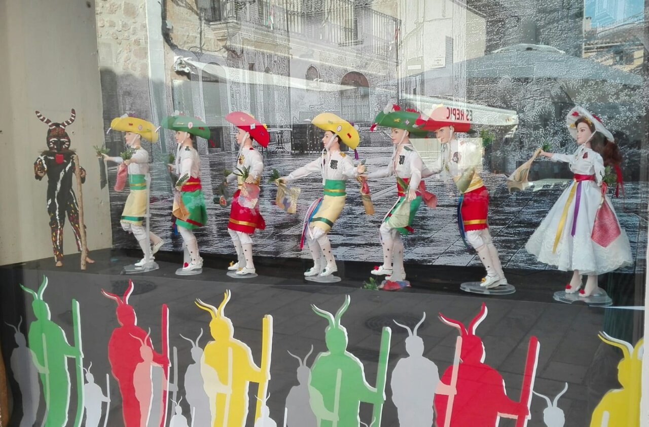 Escaparate navideño con figuras tradicionales de Mallorca en Algaida