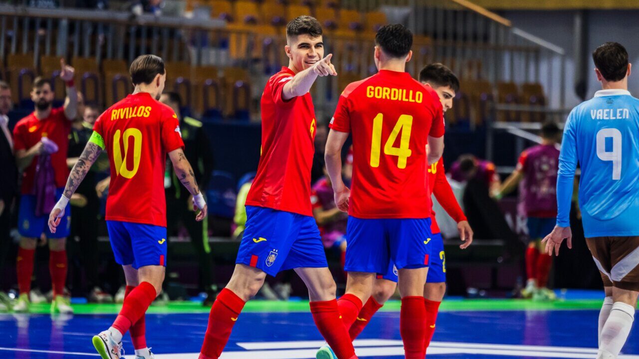 Jugadores de la selecci&oacute;n espa&ntilde;ola celebrando un gol en el Europeo de Futsal 2026