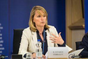 Rosa Estar&agrave;s hablando sobre el impulso econ&oacute;mico de Baleares tras la adhesi&oacute;n a la UE