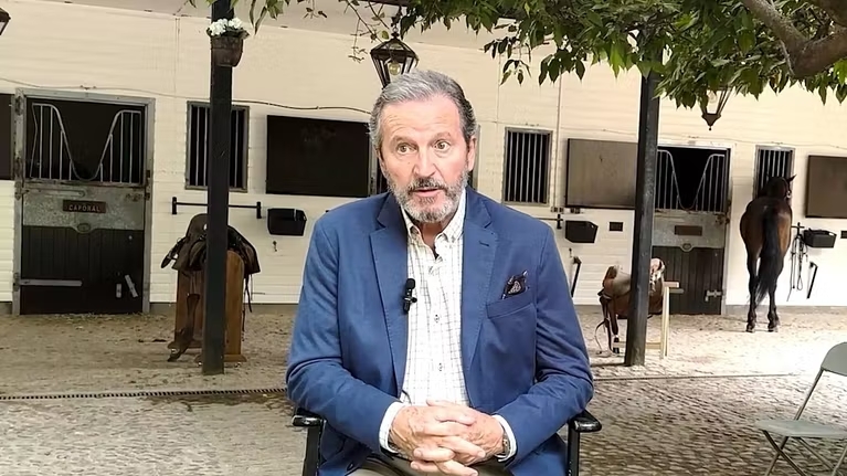 Pep Munn&eacute; sentado en un establo con caballos al fondo