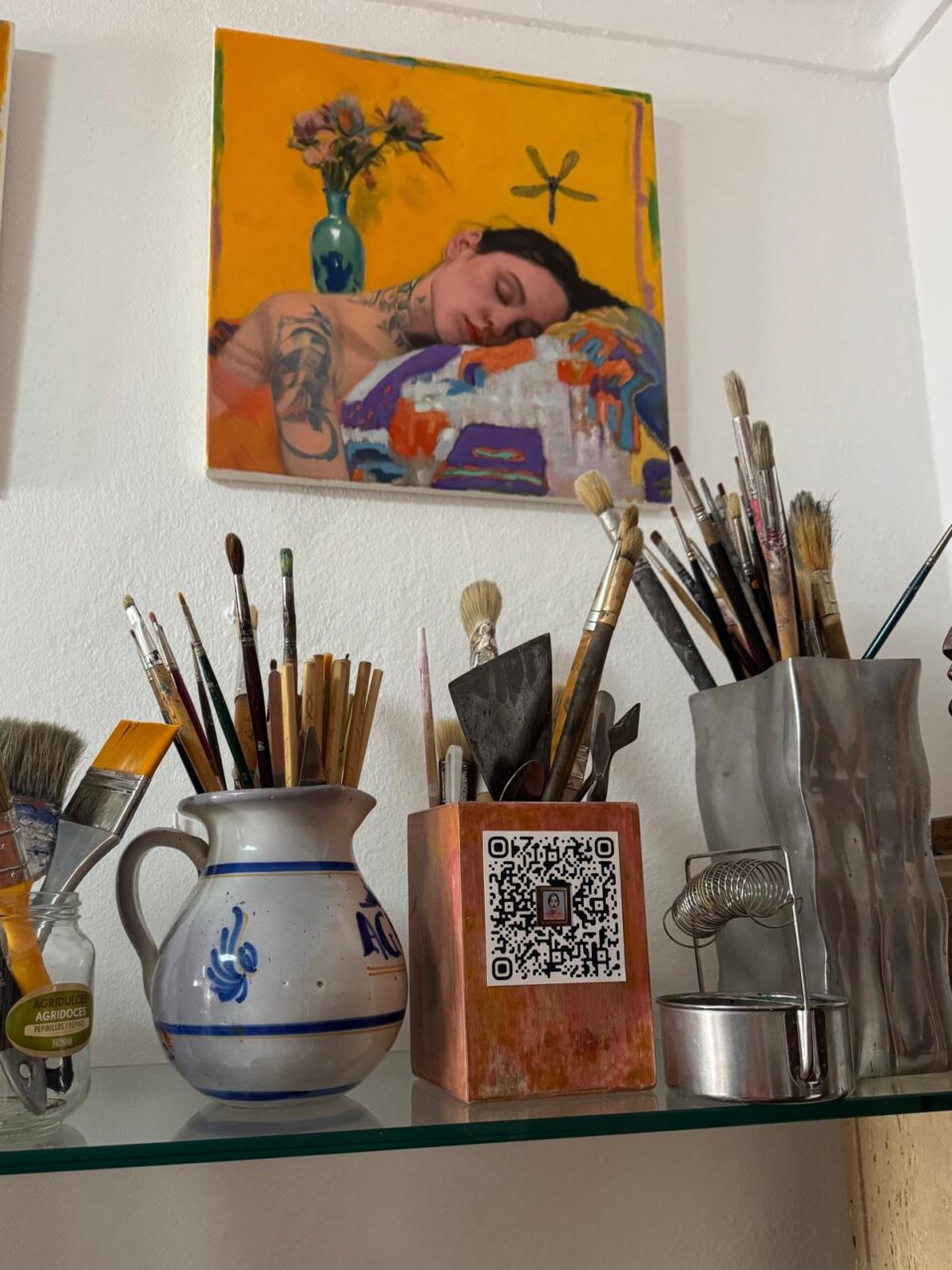 Estudio de Rafael Palma con pinceles y una pintura en la pared