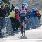 Evenepoel celebrando su victoria en el Mirador d'es Colomer