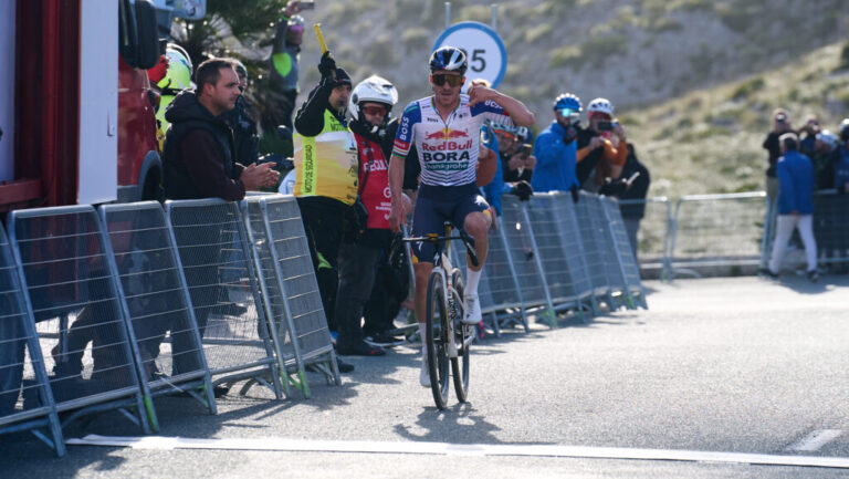 Evenepoel celebrando su victoria en el Mirador d'es Colomer