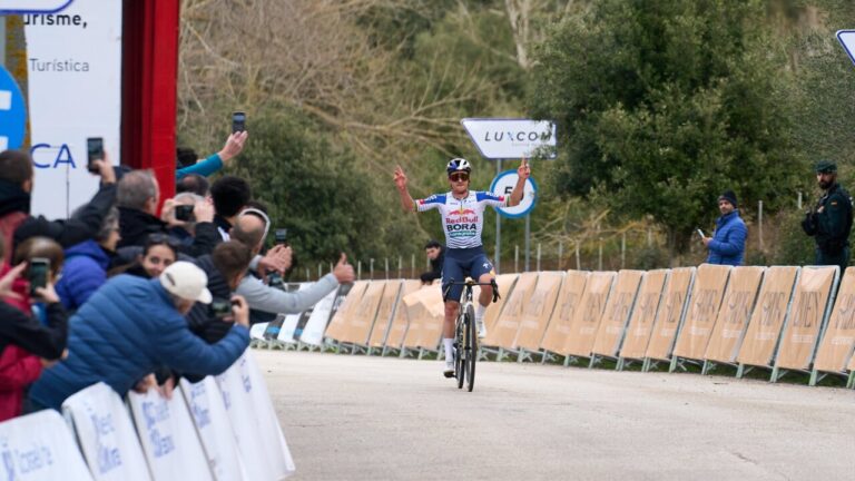 Ciclista Evenepoel celebrando su victoria en la meta del Trofeu Serra de Tramuntana