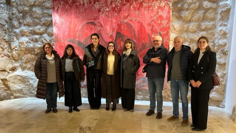 Grupo de personas en la exposición de arte contemporáneo en Alaró