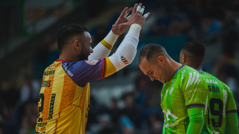 Fabinho celebrando con sus compañeros tras un partido de futsal