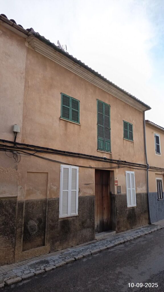 Fachada de la casa en la calle Sant Francesc, Manacor, Mallorca.