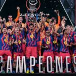 Jugadores del FC Barcelona celebrando la Supercopa de Espa&ntilde;a en Arabia
