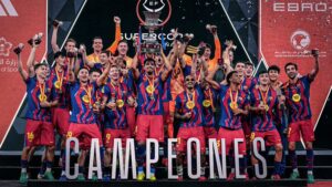 Jugadores del FC Barcelona celebrando la Supercopa de Espa&ntilde;a en Arabia