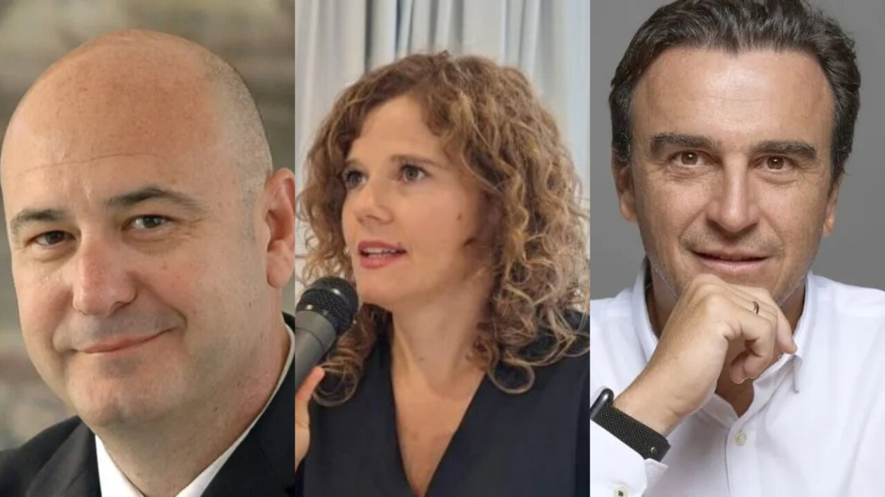 Tres personas discutiendo sobre la federaci&oacute;n hotelera en Ibiza y Formentera.