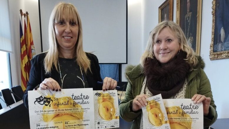 Dos mujeres sosteniendo carteles de la III Muestra de Teatro Infantil en Felanitx